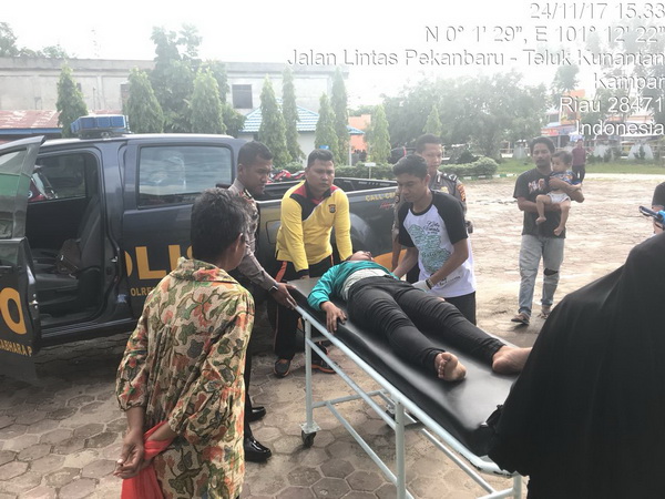 Saat Patroli, IPDA Febry Selamatkan Korban Kecelakaan 